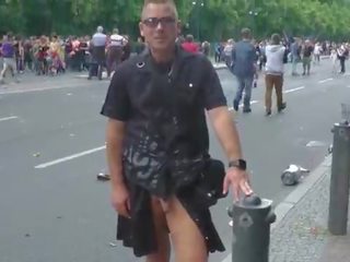 CSD Berlin Public flashing next to the Brandenburger Tor