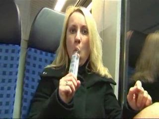 Gjerman strumpet masturbates dhe fucked në një treni