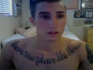 Charmig tatuerade hunk- del 2 på gayboyscam.com